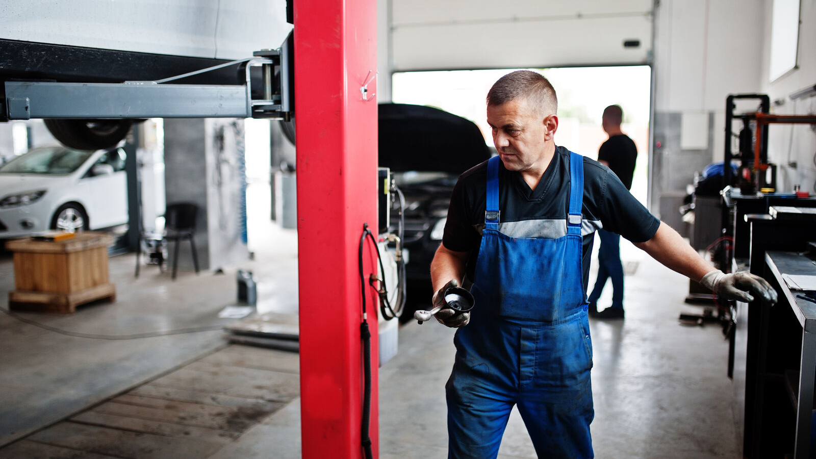 Técnico vistoriando veículo
